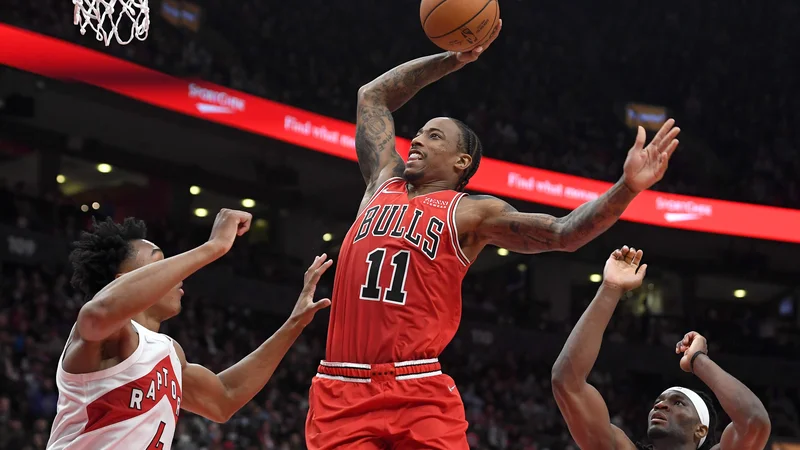 Fotografija: Scottie Barnes (št. 4) in Precious Achiuwa poskušata ustaviti DeMarja DeRozana. FOTO: Dan Hamilton/USA Today Sports