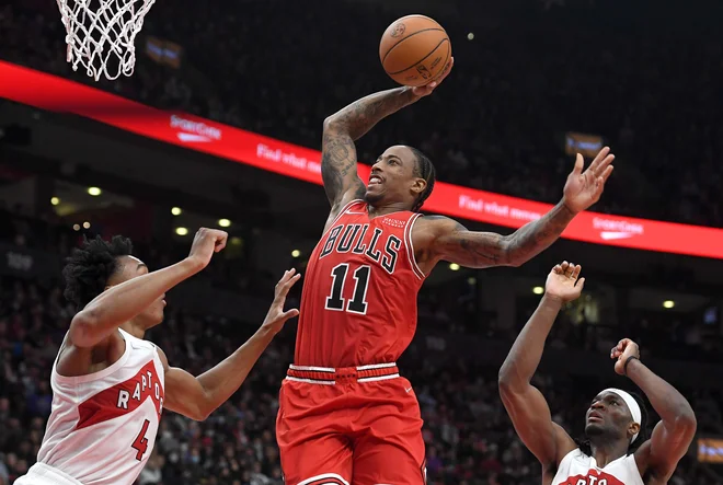 Scottie Barnes (št. 4) in Precious Achiuwa poskušata ustaviti DeMarja DeRozana.&nbsp;FOTO: Dan Hamilton/USA&nbsp;Today Sports
