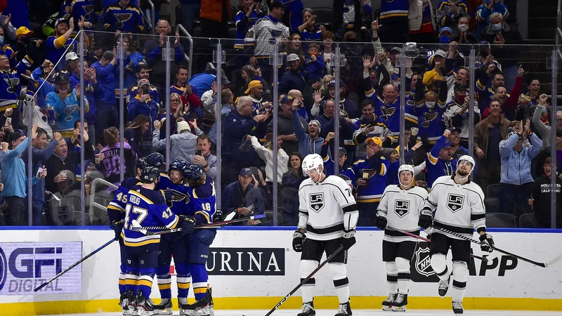 Fotografija: Vladimir Tarasenko in soigralci slavijo po golu ruskega krila v mreži LA Kings v dvorani Enterprise Center. FOTO: Jeff Curry/USA Today Sports