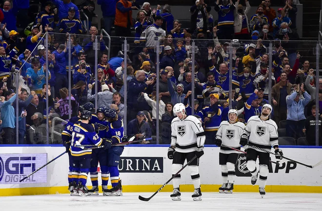Vladimir Tarasenko in soigralci slavijo po golu ruskega krila v mreži LA Kings v dvorani Enterprise Center. FOTO: Jeff Curry/USA Today Sports

