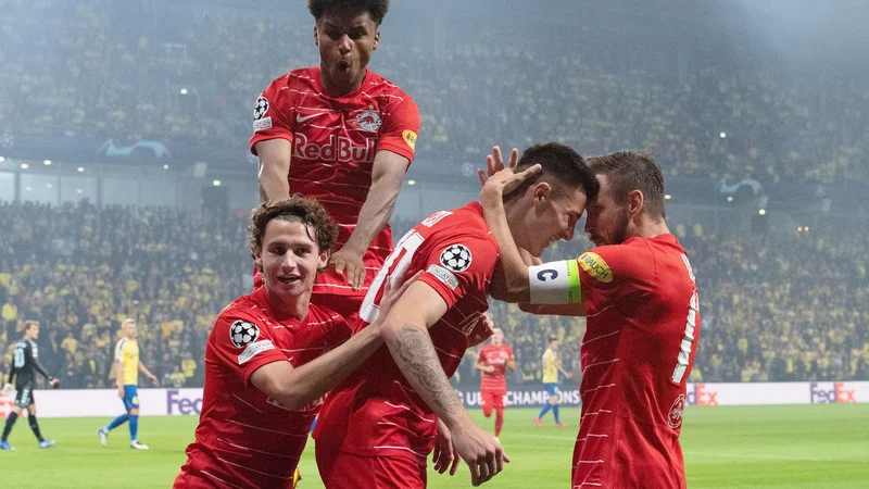 Fotografija: Karim Adeyemi (zgoraj) proslavlja s Šeškom (drugi z desne) in soigralci po zadetku v mreži Brøndbyja v kvalifikacijah za ligo prvakov. FOTO: Red Bull Salzburg/Getty Images