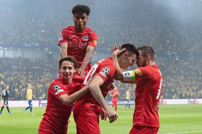 Karim Adeyemi (zgoraj) proslavlja s Šeškom (drugi z desne) in soigralci po zadetku v mreži Brøndbyja v kvalifikacijah za ligo prvakov. FOTO: Red Bull Salzburg/Getty Images
