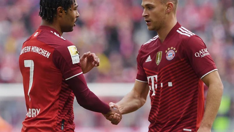 Fotografija: Joshua Kimmich (desno) in Serge Gnabry med zadnjo prvenstveno tekmo proti Hoffenheimu. Bavarci so zaradi okužbe z novim koronavirusom sicer sredi tedna ostali brez trenerja Juliana Nagelsmanna, ki je moral v samoosamitev. FOTO: Christof Stache/AFP