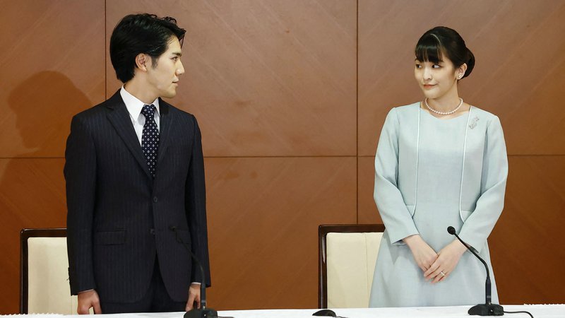 Fotografija: Mako je imela skupaj skupaj z možem Keijem Komurom nekakšno tiskovno konferenco.FOTO: Afp
