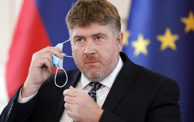 Predstojnik Pravnega inštituta pri Znanstveno-raziskovalnem središču Koper Rok Svetlič je že četrti kandidat za ustavnega sodnika s strani predsednika države Boruta Pahorja, ki skuša dobiti potrebno večino &ndash; vsaj 46 poslanskih glasov &ndash; za imenovanje. Zadostne podpore pred njim niso dobili Andraž Teršek, Anže Erbežnik in Janez Kranjc. FOTO: Matej Družnik/Delo
