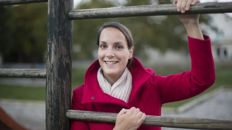 Fotografija: »Na neki način te rak vedno spremlja nekje v ozadju. Vsak mora najti način, kako se s tem spoprijeti,« pravi Špela Dolenc, ki dela na ljubljanski pediatrični kliniki. FOTO: Jure Eržen
