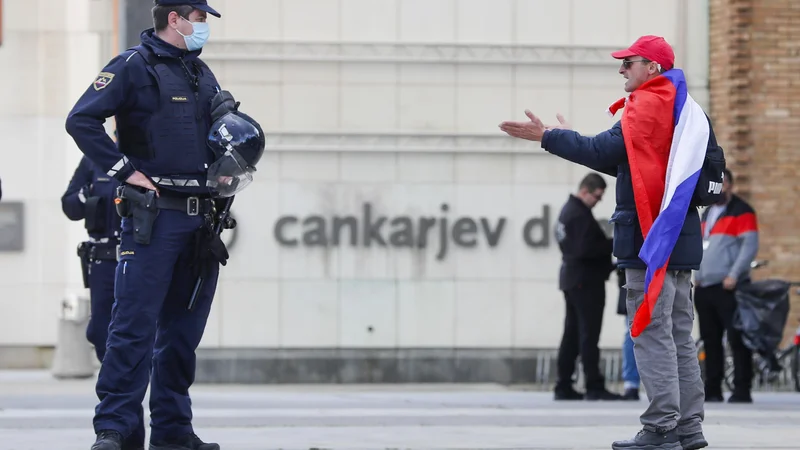 Fotografija: V eni od začetnih različic je bilo v zakonskem predlogu zapisano, da bi policista lahko doletela kazen, če bi bil v svojem prostem času na kakšnem od protestov. Foto Matej Družnik
