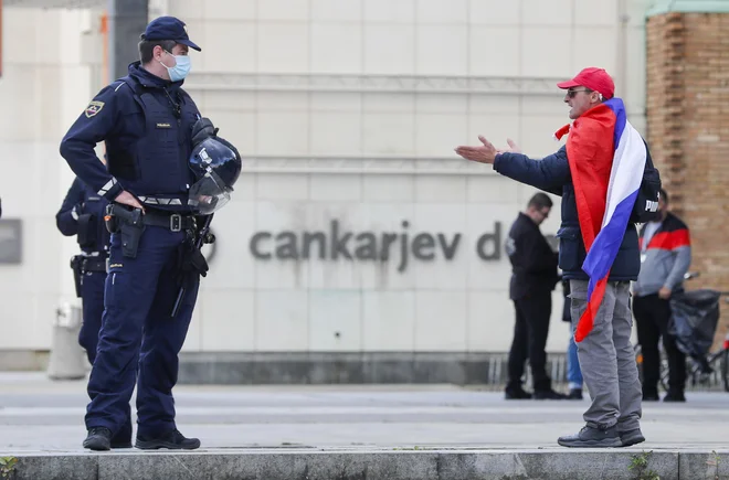 V eni od začetnih različic je bilo v zakonskem predlogu zapisano, da bi policista lahko doletela kazen, če bi bil v svojem prostem času na kakšnem od protestov. Foto Matej Družnik
