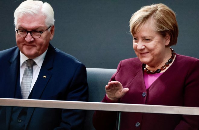 Nemški predsednik Frank-Walter Steinmeier in odhajajoča kanclerka Angela Merkel z galerije spremljata ustanovno sejo parlamenta. FOTO: Hannibal Hanschke/REUTERS
