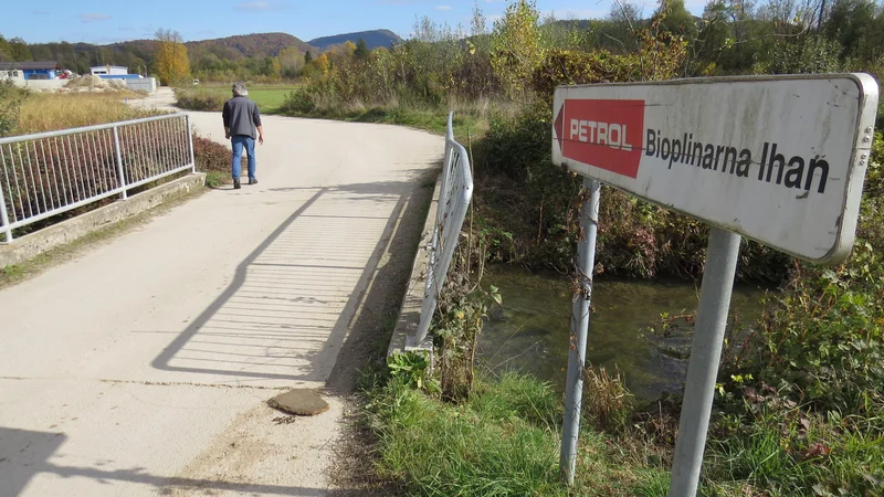 Fotografija: V neposredni bližini bioplinarne namerava litijsko podjetje Šuštar Trans postaviti predelovalnico komunalnega blata. FOTO: Bojan Rajšek/Delo
