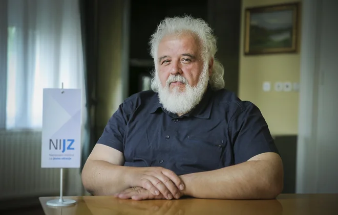 Milan Krek, direktor NIJZ, pravi, da ima Slovenija v skladiščih toliko cepiva, da bi lahko takoj cepili vse prebivalce. FOTO: Jože Suhadolnik
