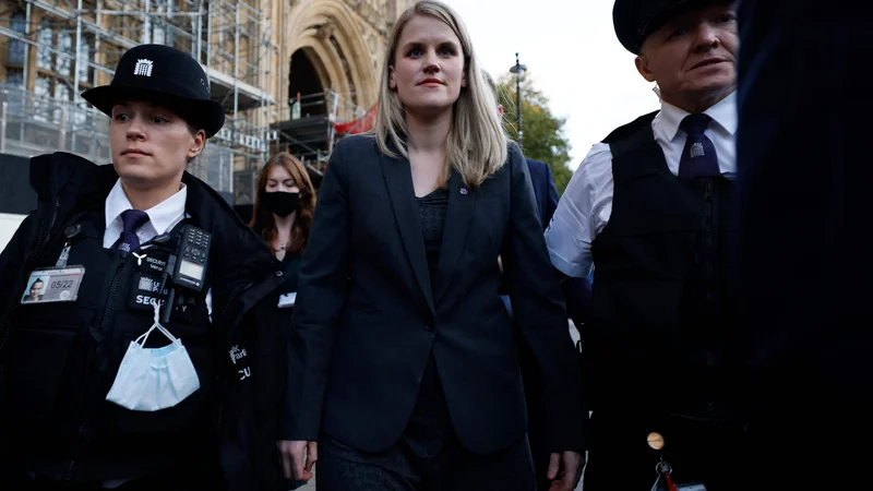 Fotografija: Žvižgačica Frances Haugen je na začetku tedna pričala tudi v britanskem parlamentu. Foto Tolga Akmen/AFP