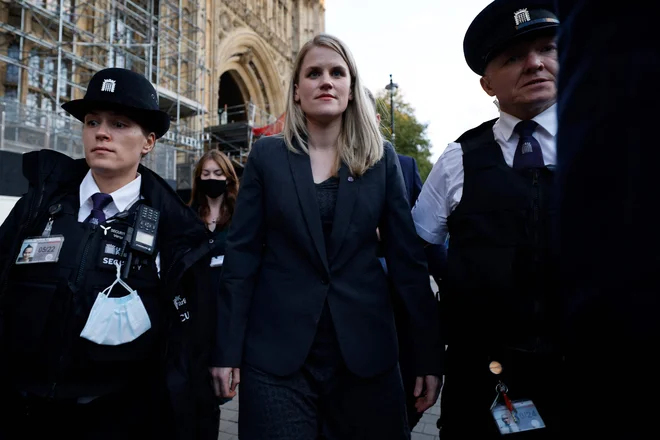 Žvižgačica Frances Haugen je na začetku tedna pričala tudi v britanskem parlamentu. Foto Tolga Akmen/AFP
