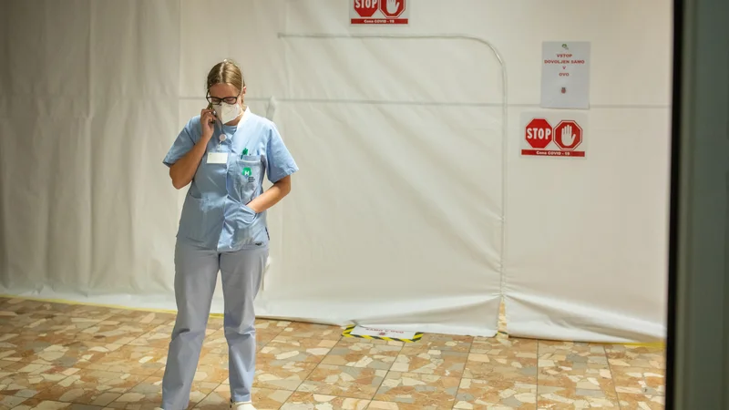 Fotografija: Zaradi velikega dela neimune populacije se bo epidemija nadlajevala. FOTO: Voranc Vogel/Delo
