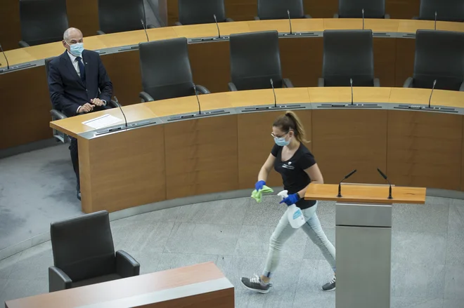 Predsednik republike, ki razpisuje volitve, ima možnost, da za prvi dan glasovanja rednih parlamentarnih volitev določi 24. april 2022, zadnji možni datum pa je 5. junij 2022. FOTO: Jure Eržen/Delo