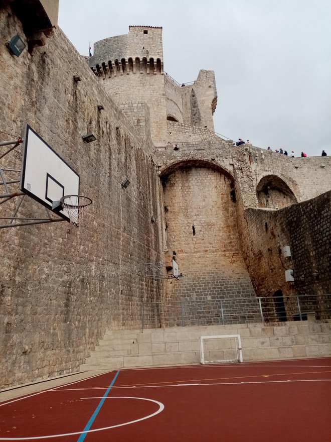 Vrhunec Dubrovnika je zagotovo tole košarkarsko igrišče. FOTO: Miha Pribošič
