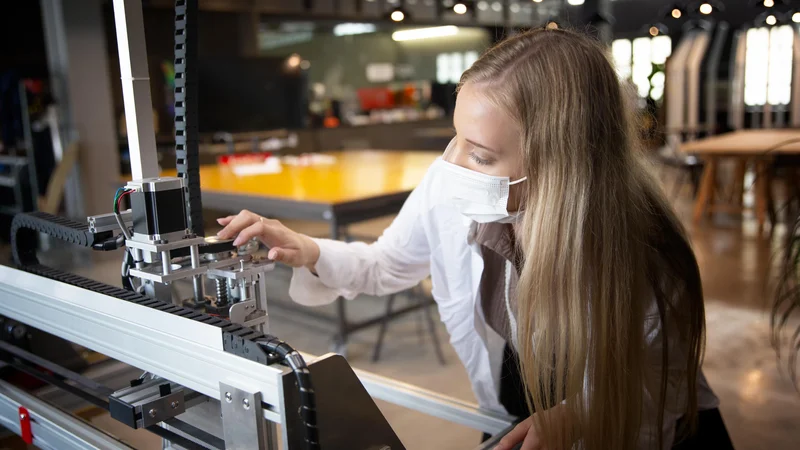Fotografija: V preobrazbo je treba zajeti vse procese v podjetju, jih povezati in narediti zanke do organizacijskih vrednot in kulture. FOTO: Artist Stockphoto/Shutterstock