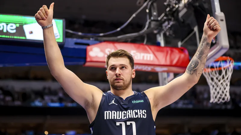 Fotografija: Luka Dončić (na fotografiji) proslavlja po košu v prvem polčasu tekme s Houstonom. FOTO: Kevin Jairaj/USA Today Sports