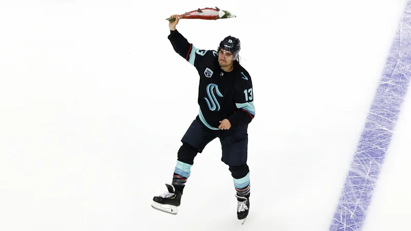 Fotografija: Brandon Tanev, ki so ga izbrali za prvo zvezdo večera, je med navijače vrgel lososa. FOTO: Steph Chambers/AFP
