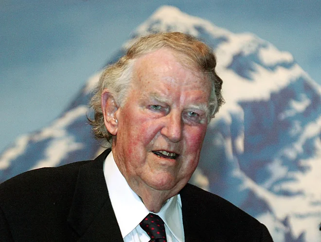 Sir Edmund Hillary maja leta 2003 v Katmanduju ob 50. obletnici legendarne odprave. FOTO: Pawel Kopczynski/Reuters