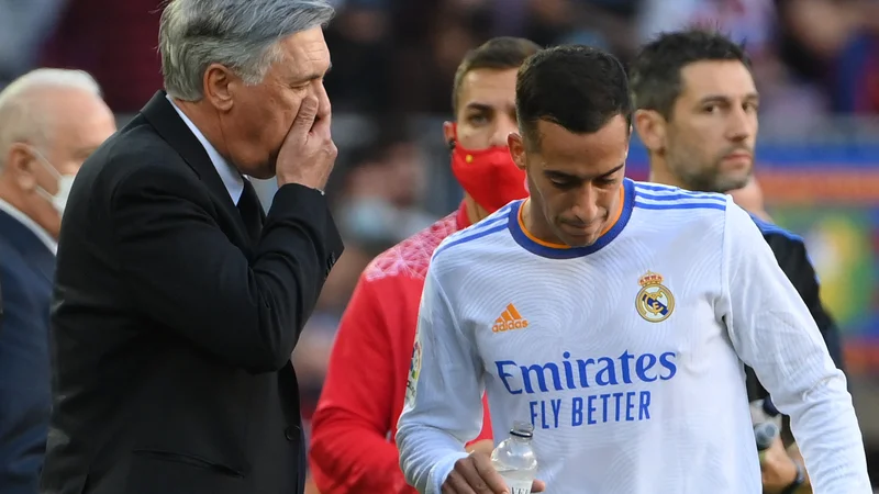 Fotografija: Carlo Ancelotti in strelec zmagovitega gola za Real na el clasicu Lucas Vazquez. FOTO: Lluis Gene/AFP