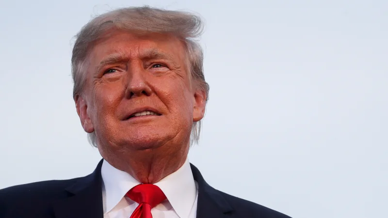 Fotografija: Privrženci nekdanjega predsednika ZDA Donalda Trumpa izkoriščajo tragedijo med snemanjem filma za napade na igralca Aleca Baldwina. FOTO: Shannon Stapleton/Reuters