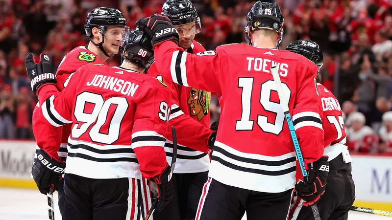 Fotografija: Ekipa Chicago Blackhawks med tekmo lige NHL v domači dvorani United Center. FOTO: Jonathan Daniel/AFP
