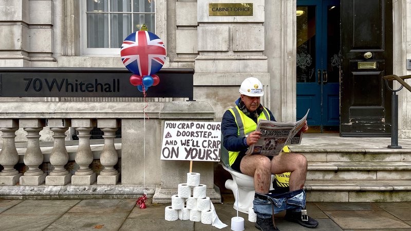 Fotografija: Aktivist proti brexitu Steve Bray protestira pred kabinetom predsednika v središču Londona, na predvečer objave letnega proračuna vlade. Britanski finančni minister Rishi Sunak bo danes pred parlamentom predstavil svoje proračunske načrte, ekonomisti pa napovedujejo povišanje davkov in omejevanje porabe zaradi negotovih gospodarskih obetov. FOTO: Daniel Leal-olivas/Afp

 
