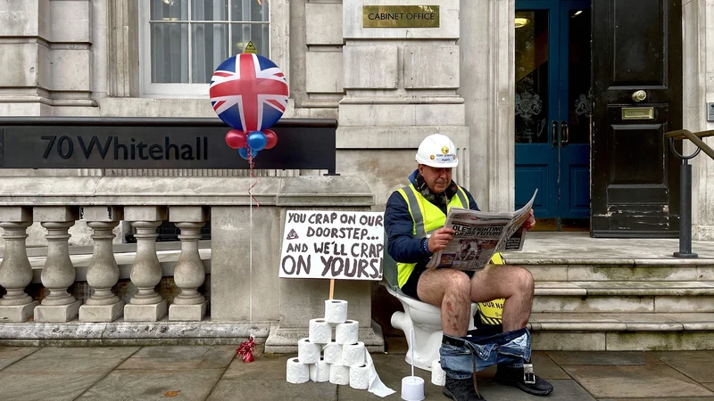 Fotografija: Aktivist proti brexitu Steve Bray protestira pred kabinetom predsednika v središču Londona, na predvečer objave letnega proračuna vlade. Britanski finančni minister Rishi Sunak bo danes pred parlamentom predstavil svoje proračunske načrte, ekonomisti pa napovedujejo povišanje davkov in omejevanje porabe zaradi negotovih gospodarskih obetov. FOTO: Daniel Leal-olivas/Afp