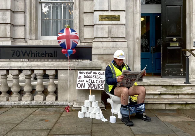 Aktivist proti brexitu Steve Bray protestira pred kabinetom predsednika v središču Londona, na predvečer objave letnega proračuna vlade. Britanski finančni minister Rishi Sunak bo danes pred parlamentom predstavil svoje proračunske načrte, ekonomisti pa napovedujejo povišanje davkov in omejevanje porabe zaradi negotovih gospodarskih obetov. FOTO: Daniel Leal-olivas/Afp
