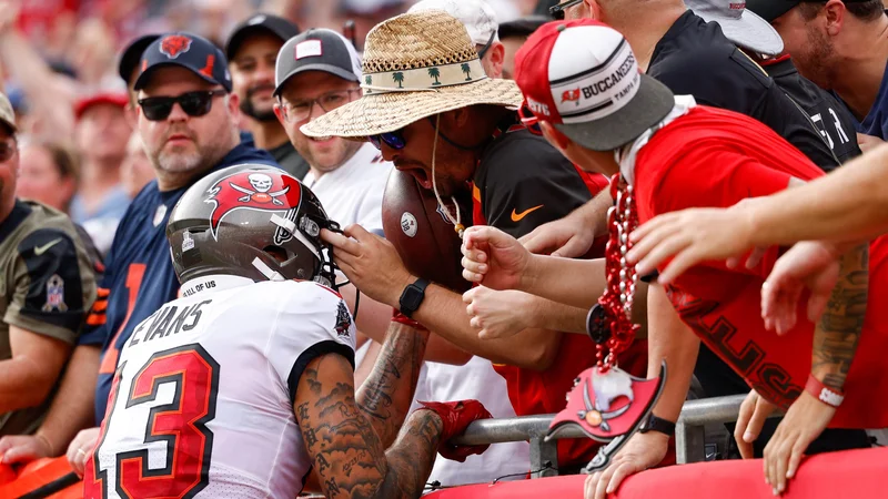 Fotografija: Mike Evans se ni zavedal, kako pomembna je žoga, ki jo je podaril navijaču. FOTO: USA Today Sports