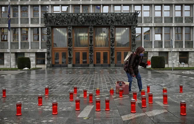 Visoka umrljivost zlasti v novembru in decembru 2020 je povzročila, da je bil naravni prirast najnižji po letu 1945. FOTO: Blaž Samec
