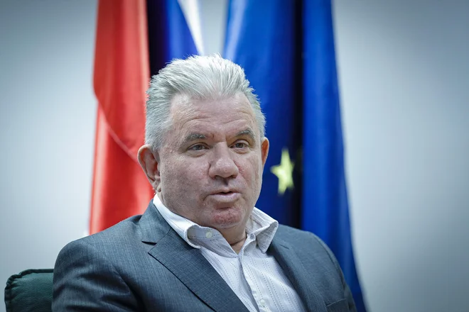 Vizjak je napovedal, da bo vložil ovadbe proti snemalcem in tistim, ki so posnetke uporabili. FOTO: Jože Suhadolnik/Delo
