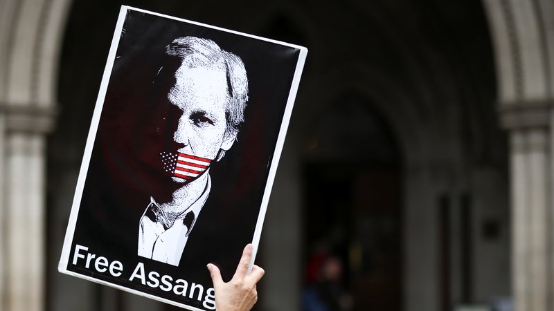 Fotografija: Privrženci Juliana Assangea še naprej vztrajajo, da je njegov pregon politično motiviran. FOTO: REUTERS/Henry Nicholls

