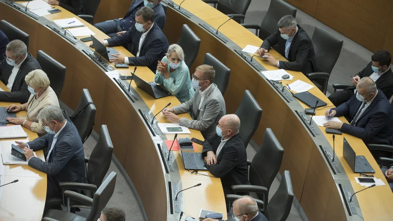 Fotografija: O nadaljevanju izredne seje, ki jo je zaradi nedopustnih razmer v državi zahtevala opozicija, se bo predsednik državnega zbora Igor Zorčič odločil po posvetu s predlagatelji. FOTO: Jure Eržen/Delo