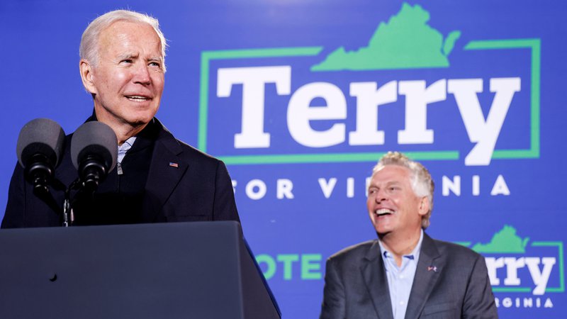 Fotografija: Ameriški predsednik Joe Biden je podprl demokratskega kandidata za guvernerja Virginije Terryja McAuliffa. FOTO: Jonathan Ernst/Reuters
