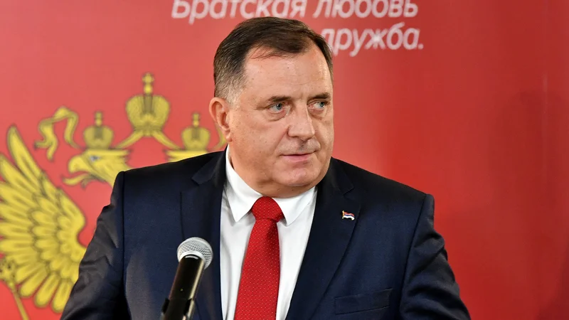 Fotografija: Srbski član predsedstva Bosne in Hercegovine Milorad Dodik vztraja
pri načrtu umika bosanskih Srbov iz pomembnih ustanov BiH. Foto Elvis Barukcic/AFP