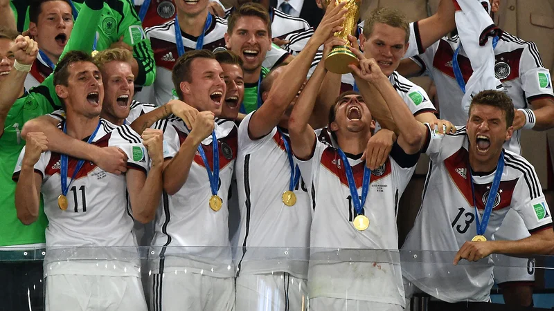 Fotografija: Nemški kapetan Philipp Lahm je 13. julija 2014 takole dvignil prestižni pokal za naslov svetovnega prvaka. FOTO: Pedro Ugarte/AFP