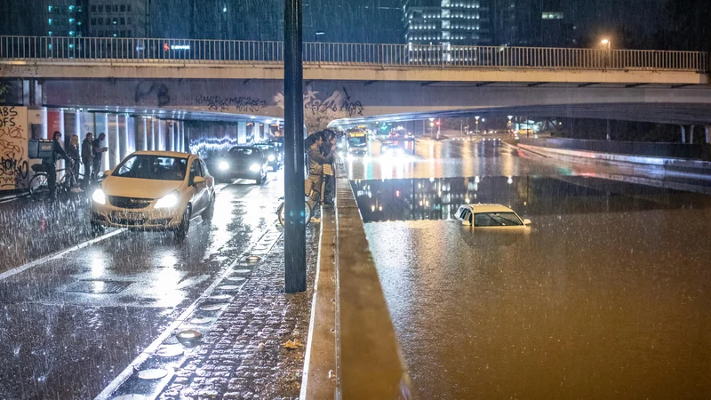 Fotografija: Ekstremni vremenski pojavi se dogajajo tudi v bogatih državah. FOTO: Voranc Vogel/Delo
