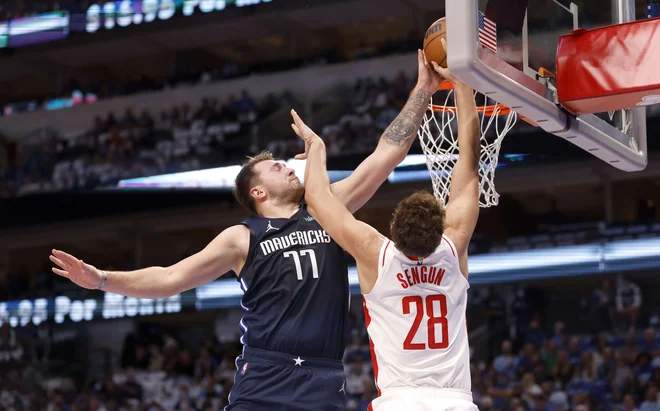 Luka Dončić se je izkazal tudi v obrambi in blokiral met Turka Alperena Sengüna. FOTO: Ron Jenkins/AFP
