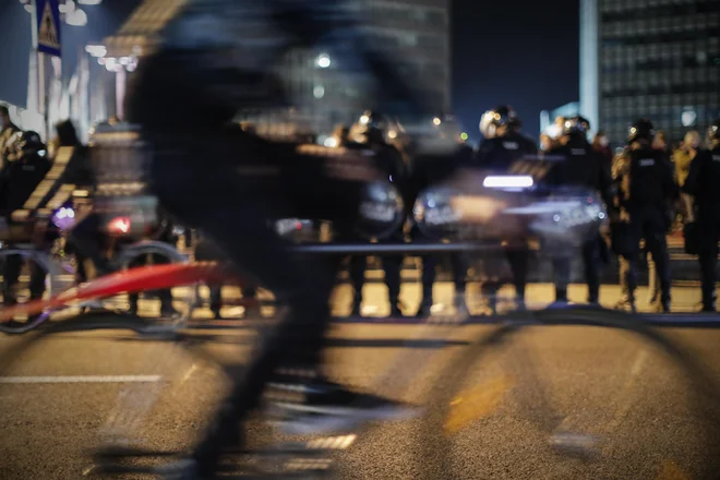 Če ne veš, kaj bi bilo prav, naredi nasprotno, kot želi vlada, je preizkušena modrost ozaveščenih. FOTO: Uroš Hočevar
