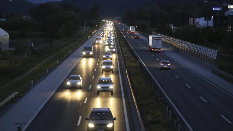 Fotografija: V drugi polovici tega leta se je promet na avtocestah vrnil na raven iz leta 2019. FOTO: Jože Suhadolnik/Delo