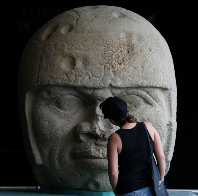 Za civilizacijo Olmekov so značilne velikanske kamnite glave s čelado. FOTO: Stringer Mexico Reuters

