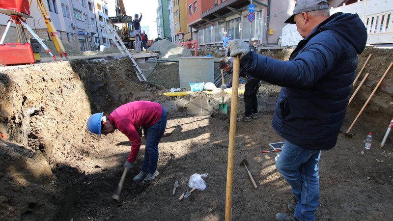 Fotografija: Te dni arheologi budno spremljajo gradbena dela v ulici Staneta Rozmana in iščejo nove dokaze o razvoju mesta. FOTO: Jože Pojbič/Delo
