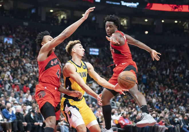 Toronto je v peti tekmi v tej sezoni drugič prišel do zmage in prve domače po dvajsetih mesecih. Kot takrat, je tudi davi premagal Indiano, pri kateri Chris Duarte (v sredini) ni bil kos domačinoma Scottieju Barnesu in OG Anunobyju. FOTO: Nick Turchiaro/Usa Today Sports
