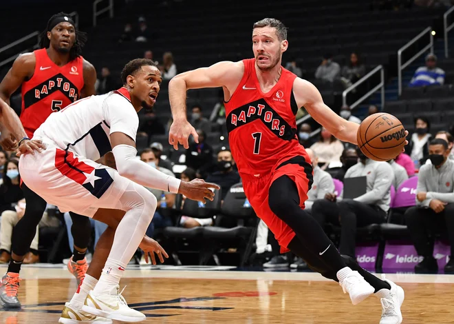Goran Dragić je prvič v tej sezoni obsedel na klopi in ni igralniti sekunde. FOTO: Brad Mills/Usa Today Sports
