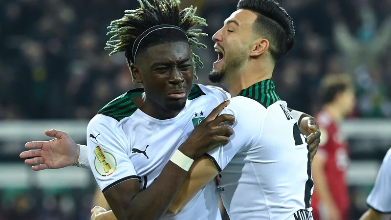 Fotografija: Francoski zvezni igralec pri Borussii iz Mönchengldbach Kouadio Kone (levo) je načel Bayernovo mrežo, Alžirec Ramy Bensebaini (desno) pa je imeniten večer gostiteljev dopiolnil še z dvema goloma. FOTO: Ina Fassbender/AFP