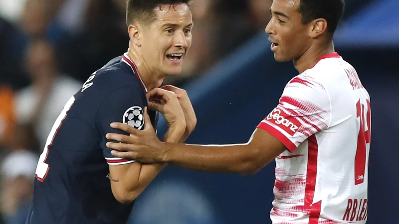 Fotografija: Ander Herrera (levo) je spoznal, da se v Parizu ni vedno dobro ustaviti, če se na semaforju prižge rdeča luč. FOTO: Benoit Tessier/Reuters
