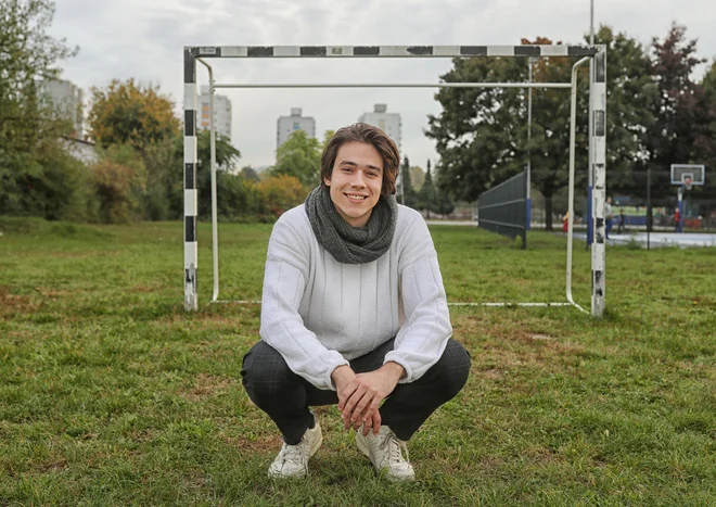 Če so nekateri glasbeniki, igralci ali drugi performerji v zasebnem življenju in v zaodrju povsem drugačni, introvertirani, je Bojan tudi sicer zelo zgovoren in nasmejan. FOTO: Blaž samec/Delo
