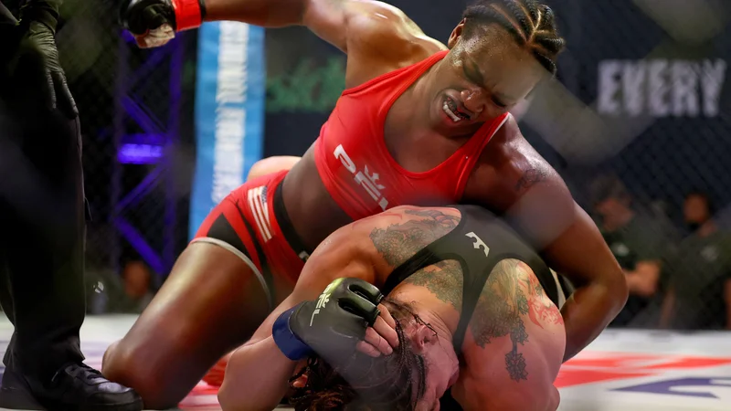 Fotografija: Claressa Shields (zgoraj) med junijskim prvim nastopom v oktagonu v Atlantic Cityju. FOTO: Elsa/AFP